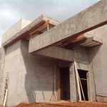 Fachada Casa Moderna em Obra por Arquitetos