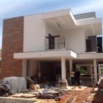 Casa Moderna Fachada em Obra por Arquitetos