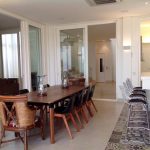 Mesa de Sala de Jantar em Residência Moderna por Arquitetos