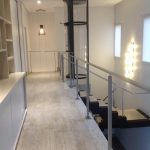 Corredor em Casa Moderna por Arquitetos
