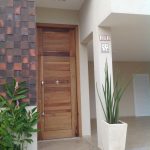 Entrada de Casa Moderna por Arquitetos